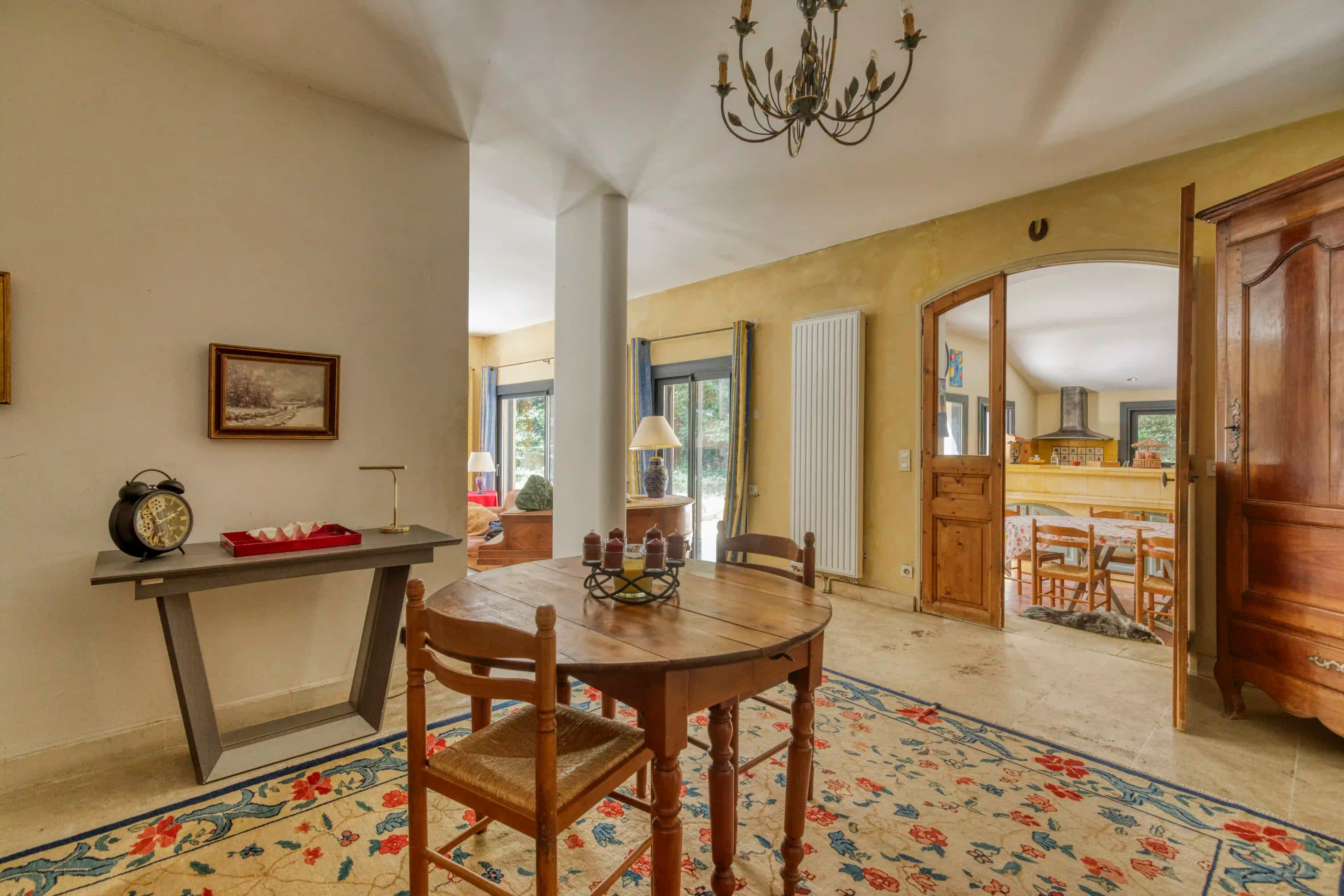 Dining room — Chandelier and parquet flooring, Provençal ambiance