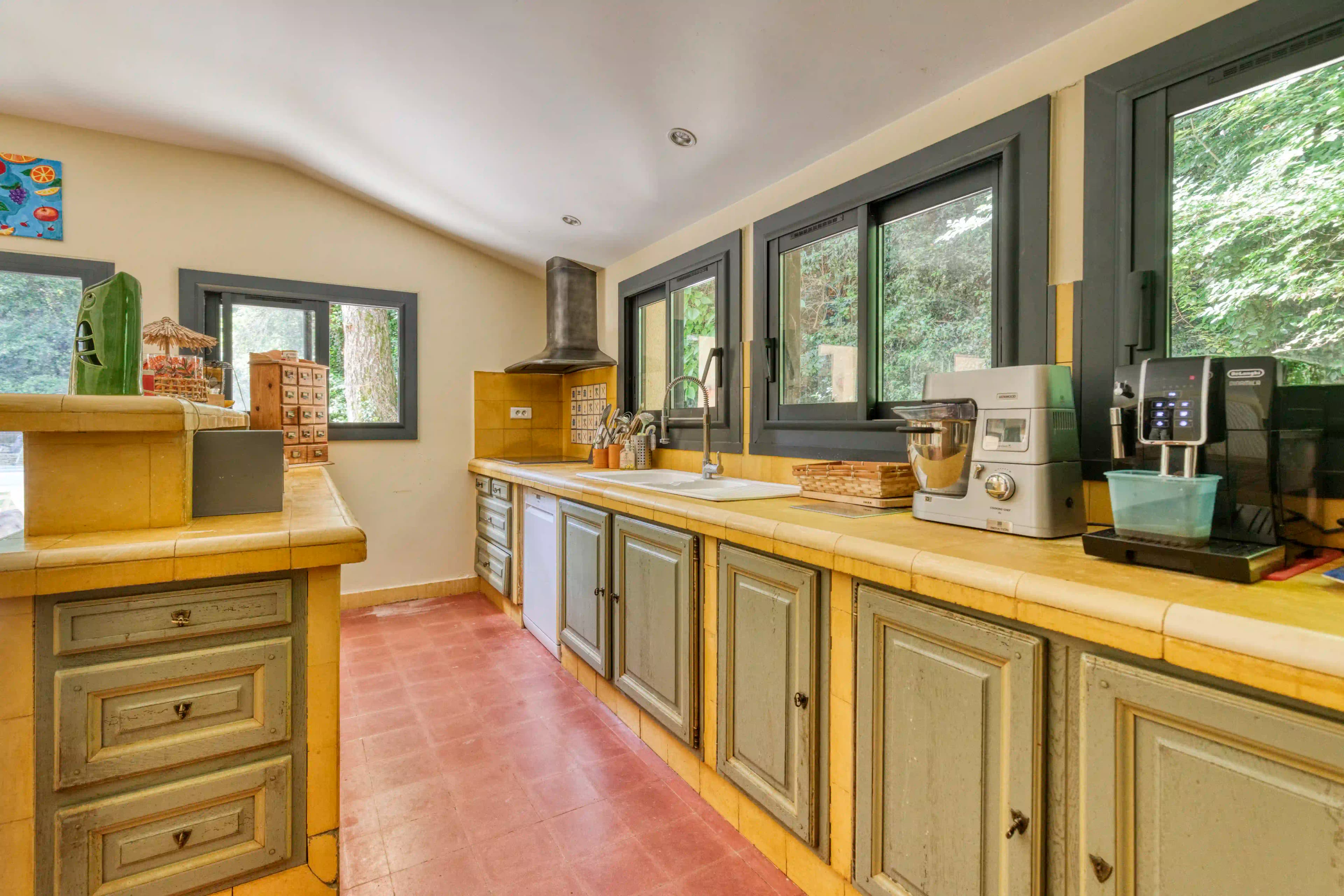 Provençal kitchen — Fully equipped, open to the garden