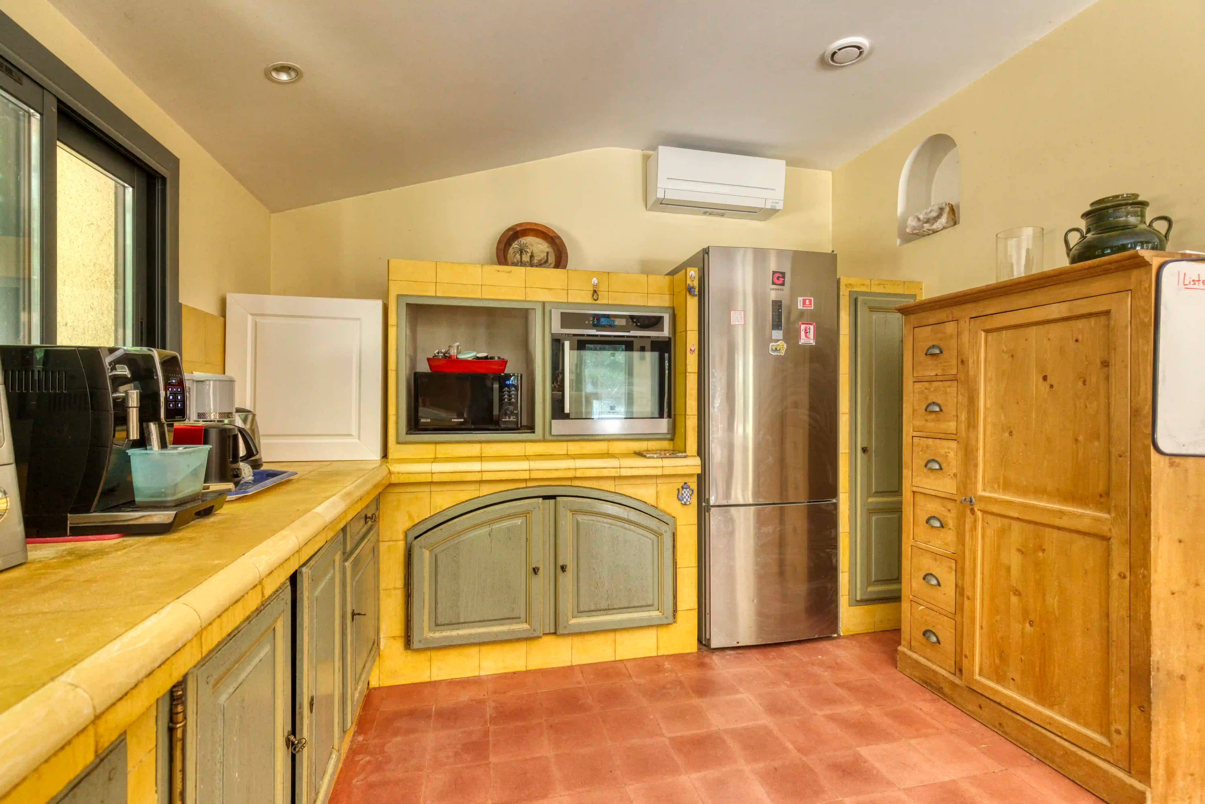 Kitchen — Central island and quality finishes