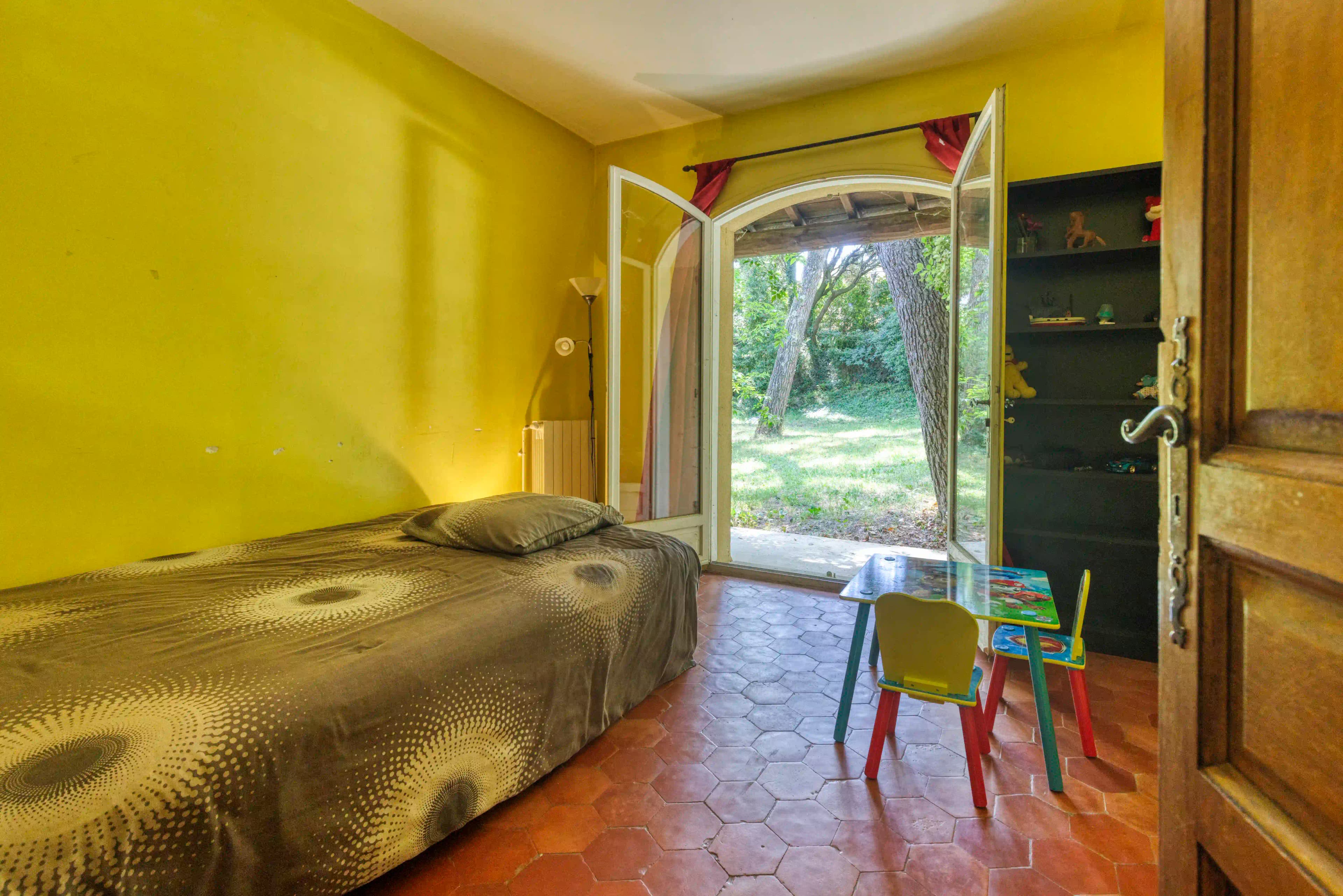 Bedroom — Direct view onto the lush garden