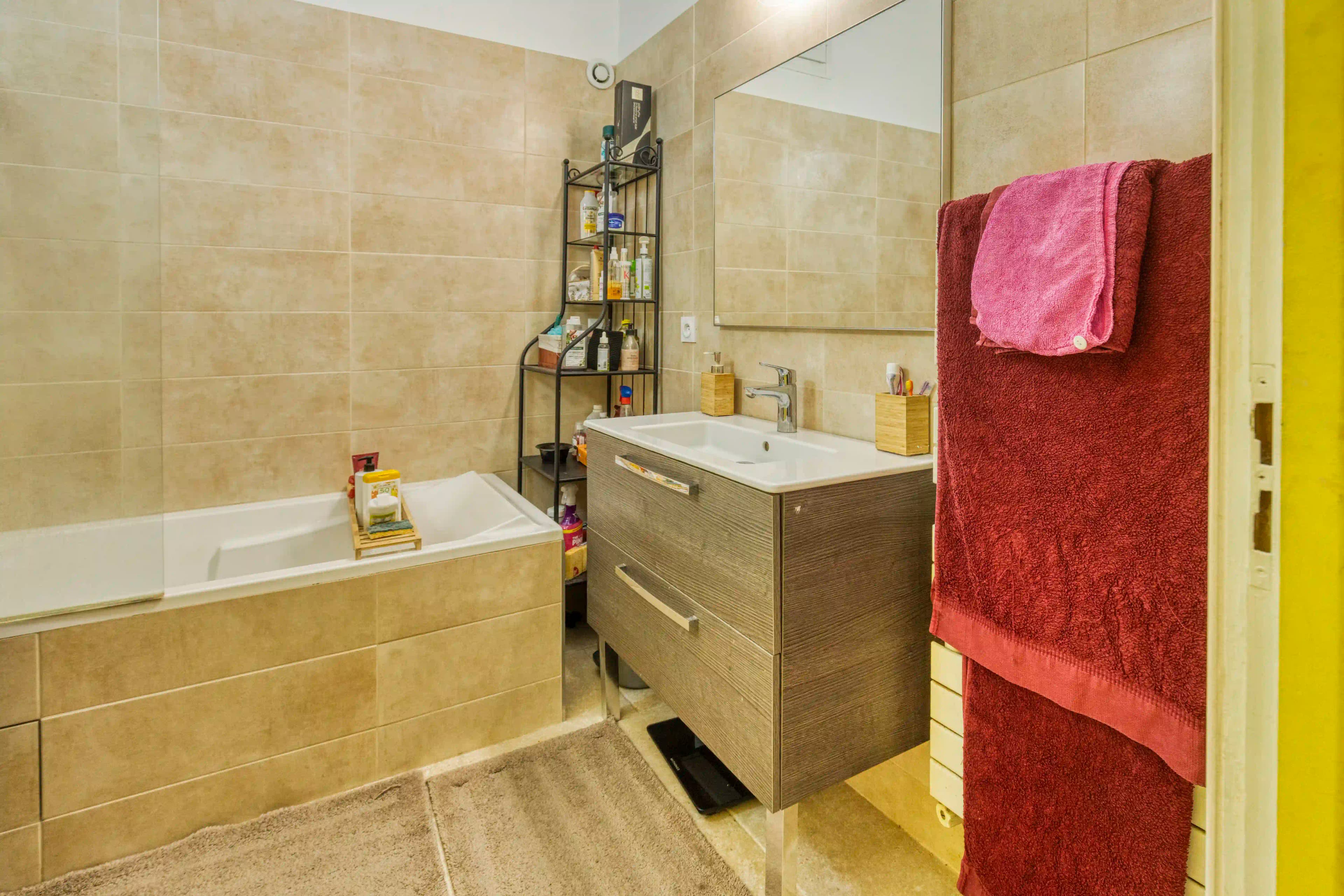 Bathroom — Built-in bathtub and natural materials