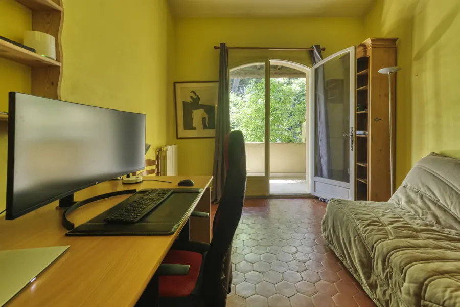 A bedroom opening onto the terrace