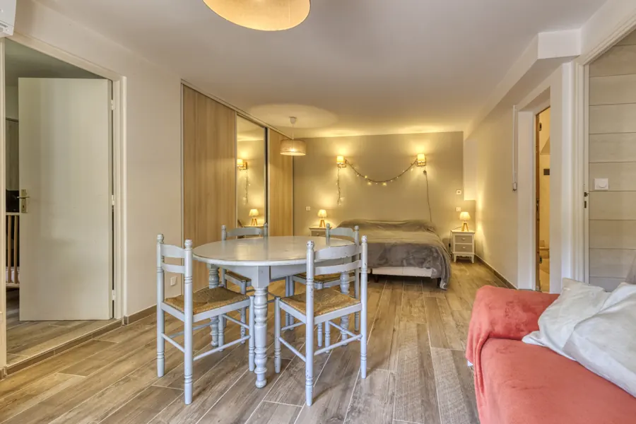 Ground-floor bedroom — another view