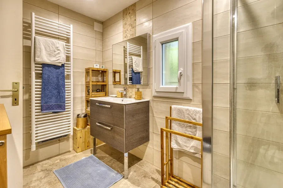 Ground-floor bedroom shower room