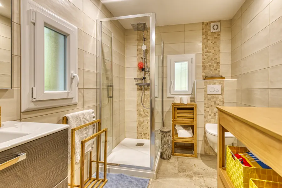 Shower room — another view