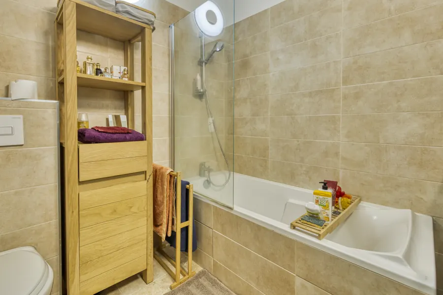 Shower room — another view