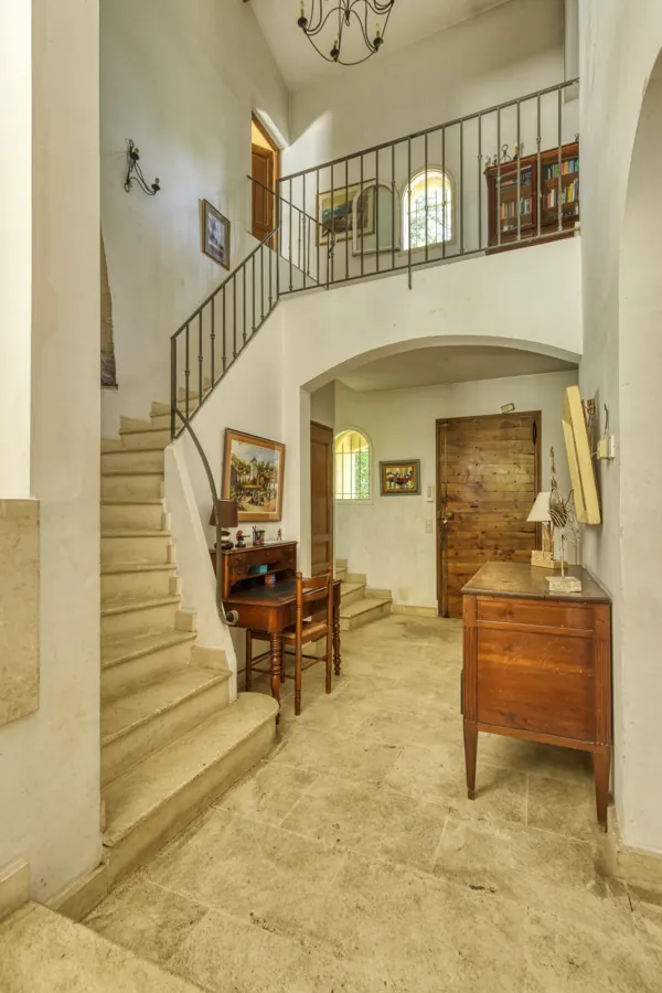 Entrance hall and staircase