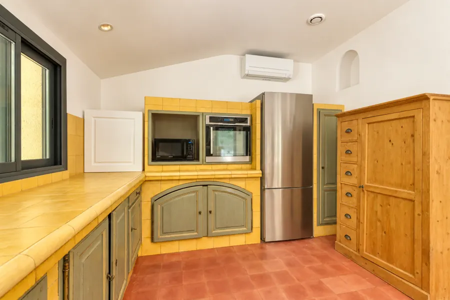 Kitchen — oven view